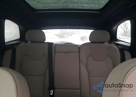 2026 Volvo Xc60 Plus z USA, uszkodzony, nr VIN YV4M12RC7T1393773